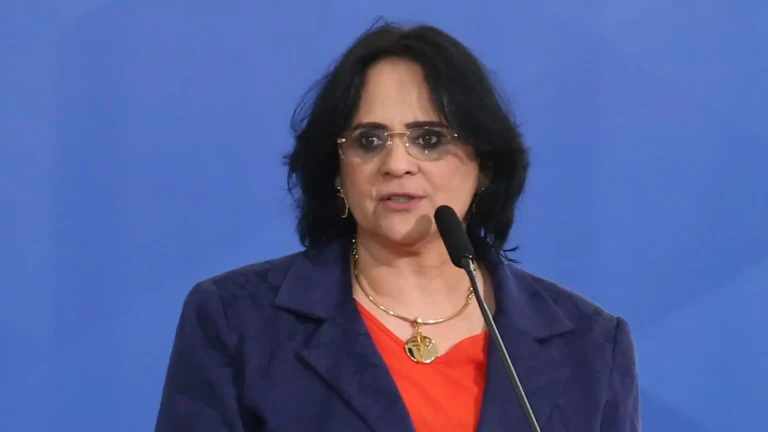 Imagem de capa representando o destaque: Damares divulga igrejas e pastores investigados na CPMI do INSS