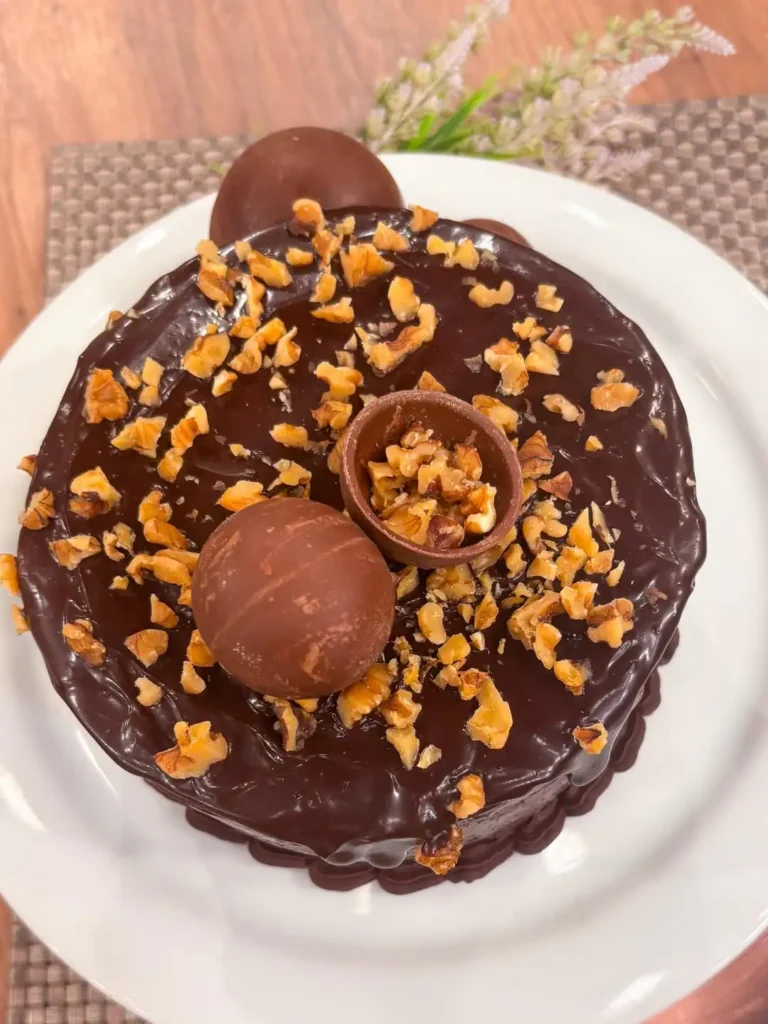 Delicioso e cremoso bolo alemão de chocolate