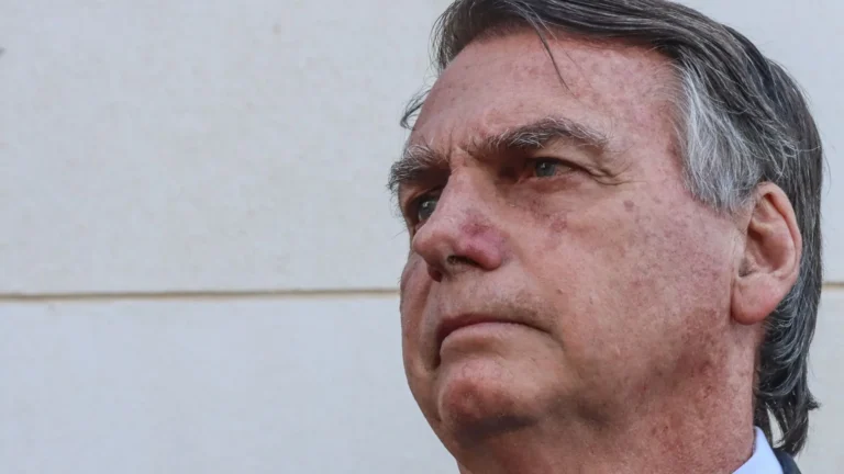 Jair Bolsonaro vai depor sobre arma apreendida