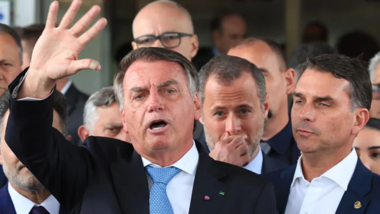 Jair Bolsonaro pede a Moraes que Flávio possa visitá-lo