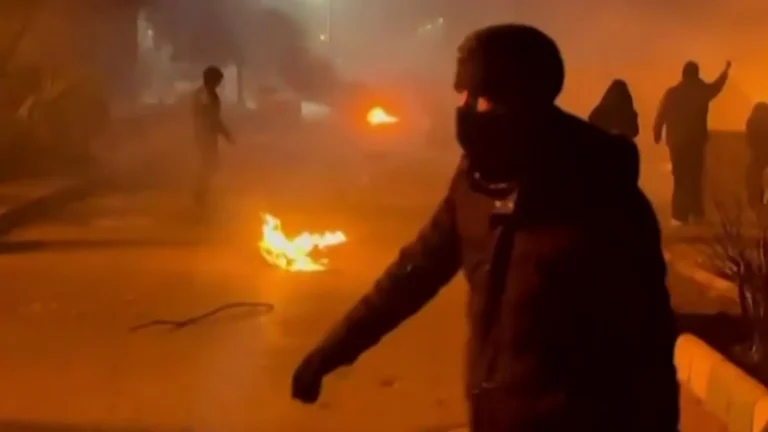 Imagem de capa representando o destaque: Protesto por morte de pastor fecha vias na Zona Leste de São Paulo