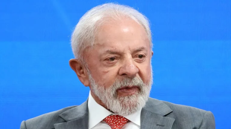 Imagem de capa representando o destaque: Lula sanciona lei para coibir violência doméstica e o vicaricídio