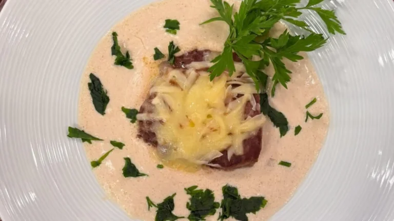 Filé ao molho de queijo bem cremoso e cheio de sabor