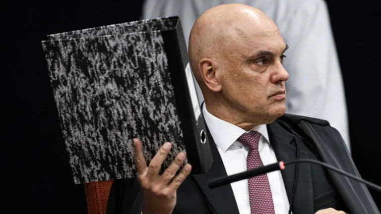 Imagem de capa representando o destaque: Moraes cobra ação do governo para extradição de Carla Zambelli