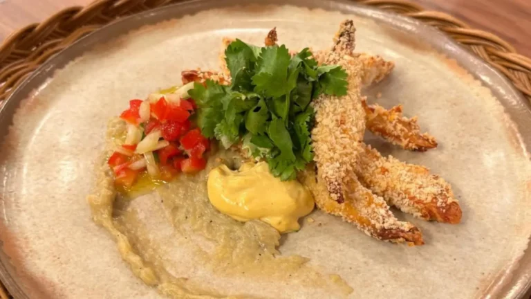 Tilápia crocante com purê de banana-da-terra