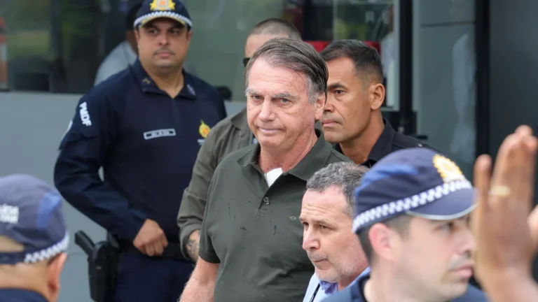 Bolsonaro sofre queda na sede da PF