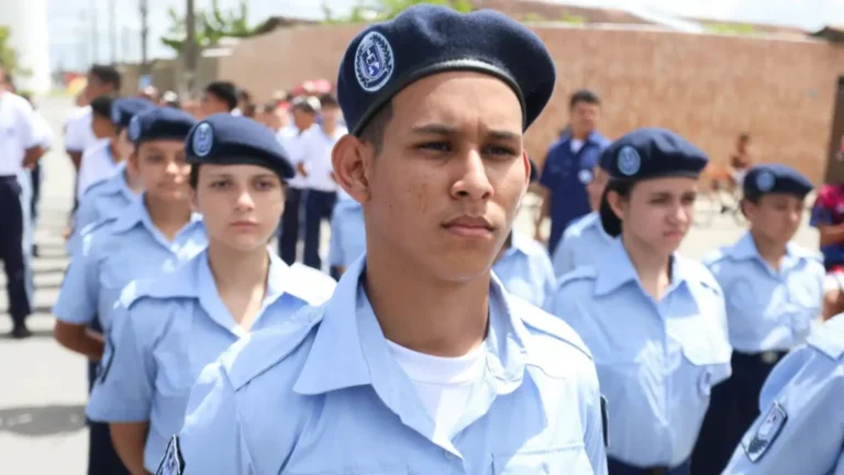 Justiça suspende regras de escolas cívico militares