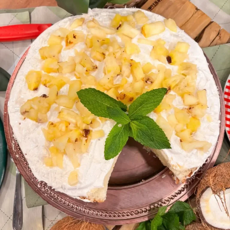 Bolo de coco com abacaxi e hortelã