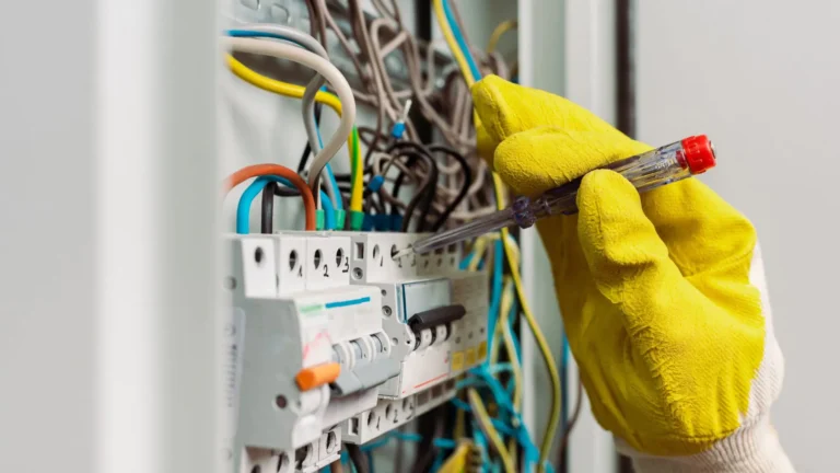 Imagem de capa representando o destaque: Se previna dos problemas elétricos mais comuns nas chuvas