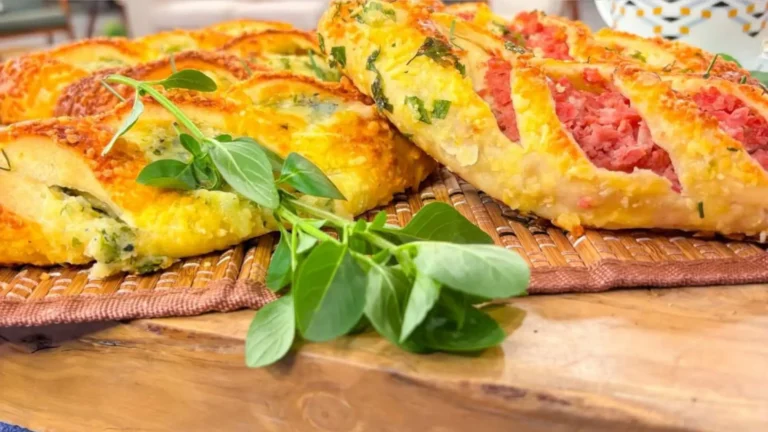 Imagem de capa representando a receita: Aprenda a fazer essa baguete de batata fofinha e muito recheada