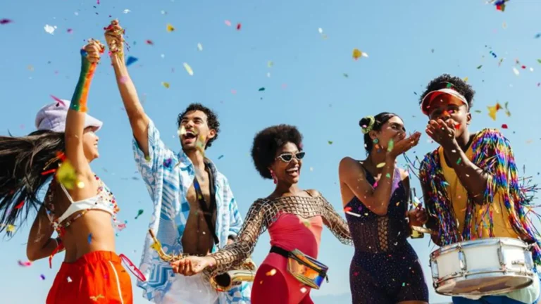 Aprenda maquiagens com muito brilho para fazer no Carnaval