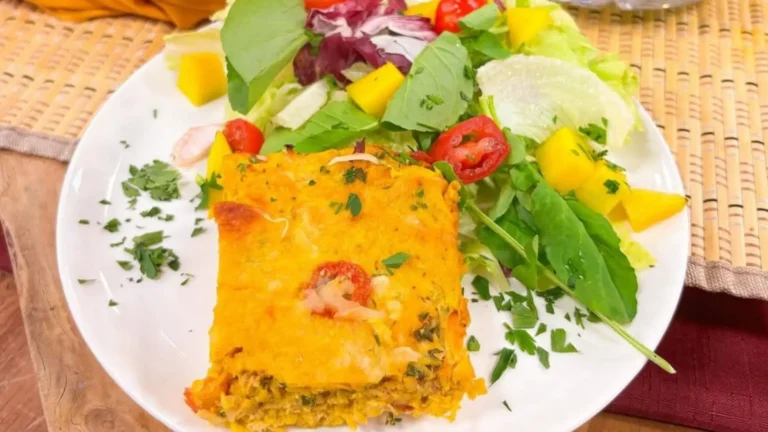 Torta de frango fácil de fazer acompanhada de salada de folhas