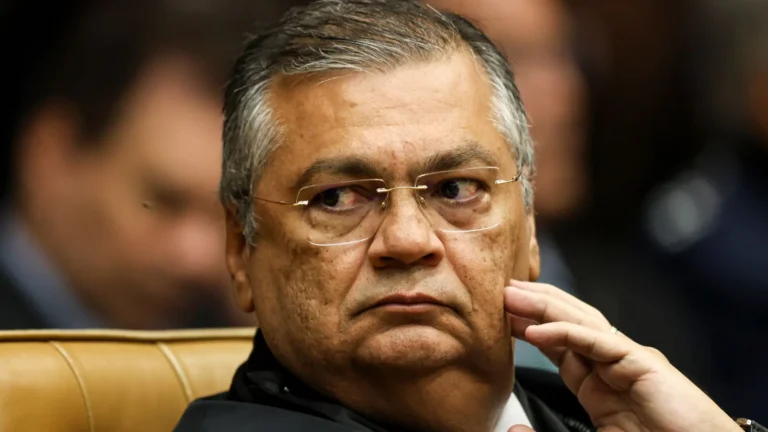 Flávio Dino suspende pagamentos acima do teto no serviço público