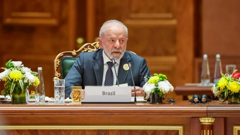 Lula defende regulamentação de big techs em discurso na Índia