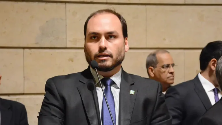 MP do Rio reabre investigação contra Carlos Bolsonaro