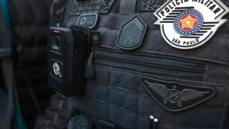 PMs derrubam homem com mata-leão após bloco de Carnaval