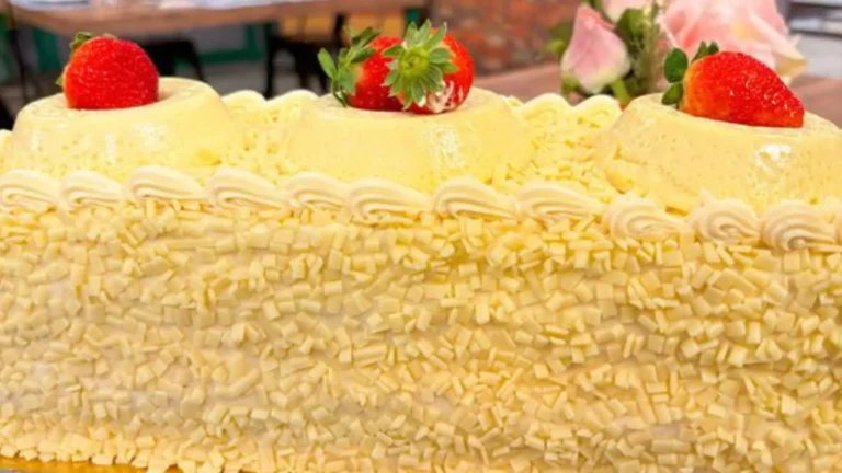 Veja como fazer bolo de chocolate branco com morangos