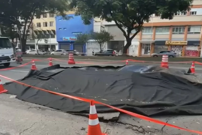 Explosão abre cratera na Rua da Consolação, uma das principais vias de São Paulo