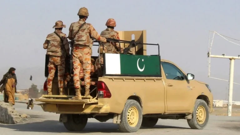 Paquistão declara guerra e bombardeia o Afeganistão