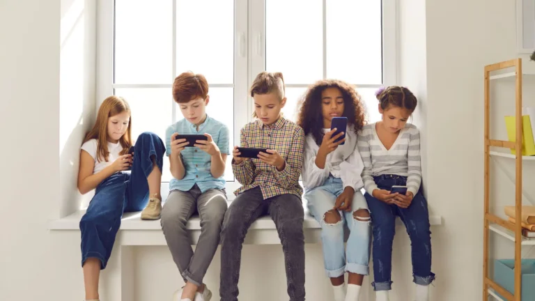 Imagem de capa representando o destaque: ECA Digital entra em vigor e amplia proteção de crianças e adolescentes na internet