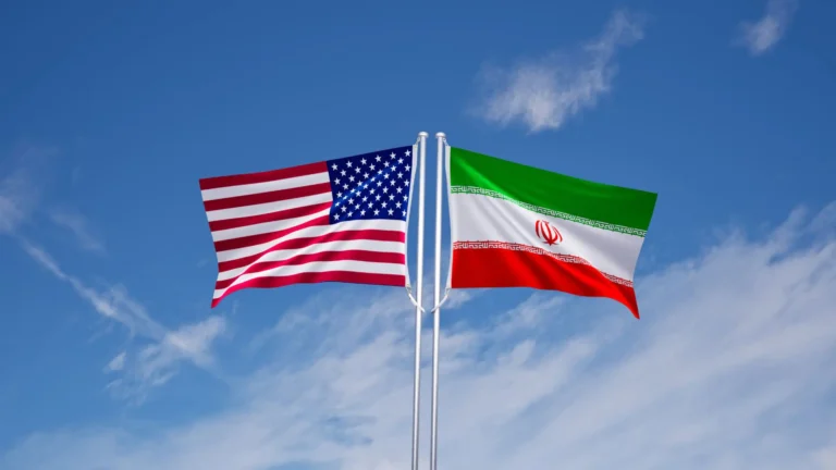 Imagem de capa representando o destaque: Irã ameaça revide após bombardeio contra reserva de gás