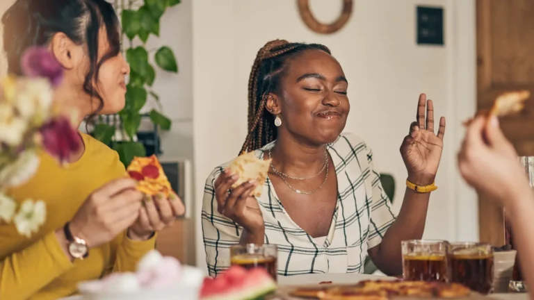 Imagem de capa representando o destaque: A nutri Amanda Regina nos mostra alimentos que trazem felicidade