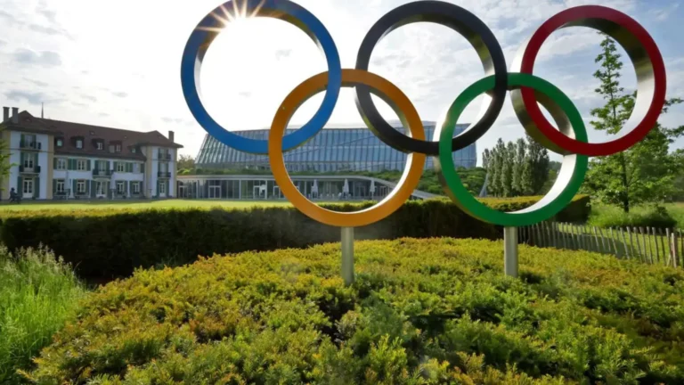 Imagem de capa representando o destaque: COI proíbe a participação de mulheres trans em categorias femininas