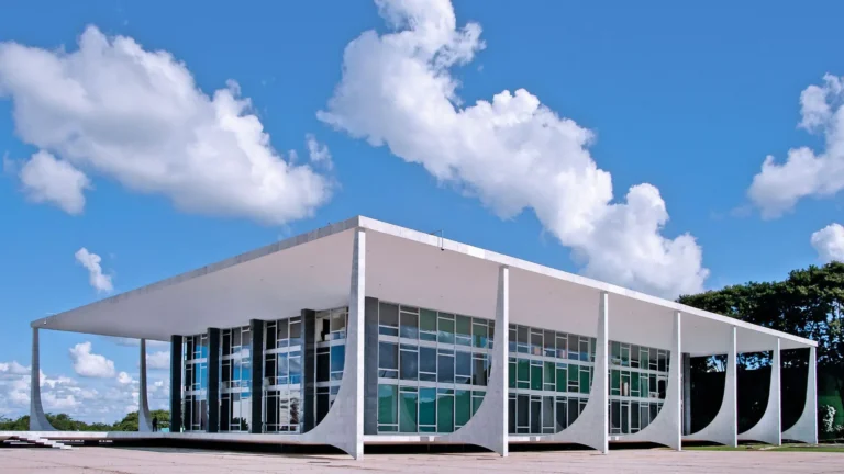 Imagem de capa representando o destaque: STF cobra explicações sobre vídeo a Bolsonaro