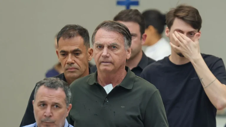 Imagem de capa representando o destaque: Bolsonaro recebe alta e deixa o hospital