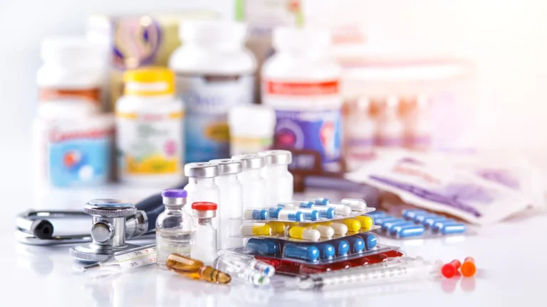 Imagem de capa representando o destaque: Nova lei permite farmácias completas dentro de supermercados