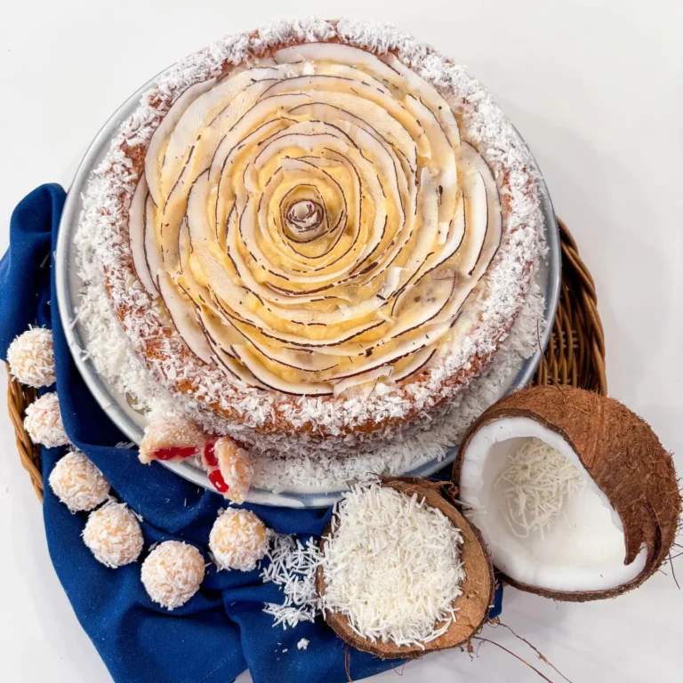 Imagem de capa representando a receita: Bolo de Beijinho com decoração rosa de coco