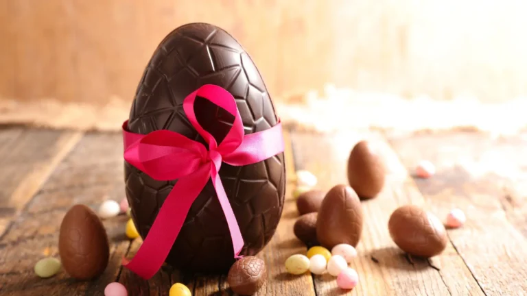 Imagem de capa representando o destaque: Nova tendência cresce entre os brasileiros na Páscoa: fazer os próprios ovos de chocolate