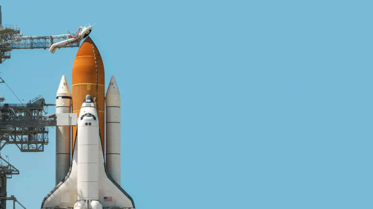 Imagem de capa representando o destaque: Os astronautas da missão Artemis II retornam à terra hoje à noite