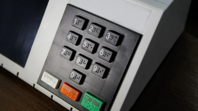 Imagem de capa representando o destaque: Eleições: só 20,3% dos adolescentes têm título