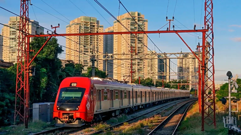 Imagem de capa representando o destaque: Atrasos e estações lotadas: problemas nos trens em São Paulo