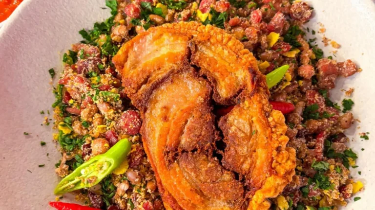Torresmo de rolo com geleia picante de abacaxi e tropeiro suíno