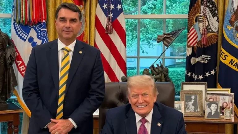 Imagem de capa representando o destaque: Flávio Bolsonaro divulga foto ao lado do presidente dos Estados Unidos Donald Trump
