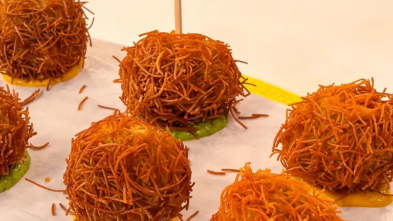Imagem de capa representando a receita: Porco-Espinho, um croquete de pernil empanado com macarrão