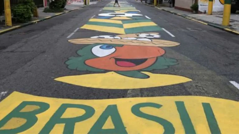 Felipe Vidal mostra as ruas decoradas para a copa do mundo