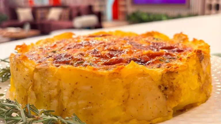 Imagem de capa representando a receita: Torta de batatas ao murro com Fernanda Pelá