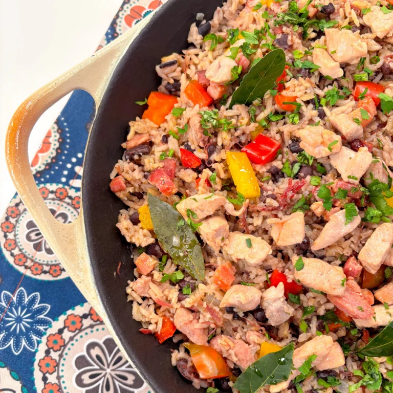 Imagem de capa representando a receita: Receita de Arroz Congrí Cubano Tradicional