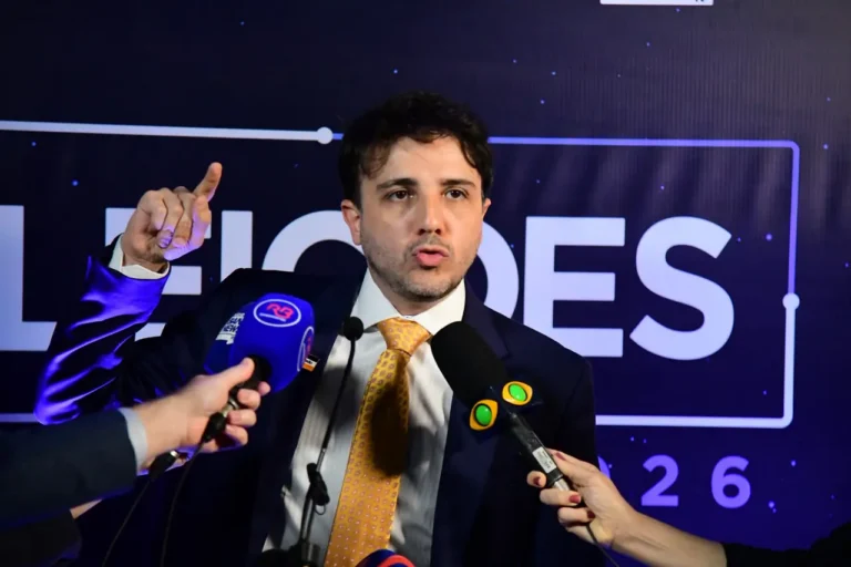 Imagem de capa representando o destaque: Renan Santos: "Lula e Flávio estão fugindo como cadelas"