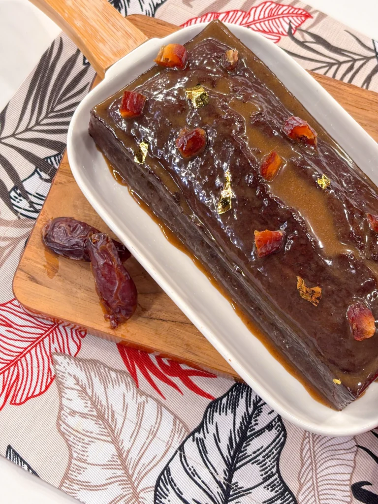 Imagem de capa representando a receita: Bolo de Tâmara: Receita com Calda de Caramelo Irresistível