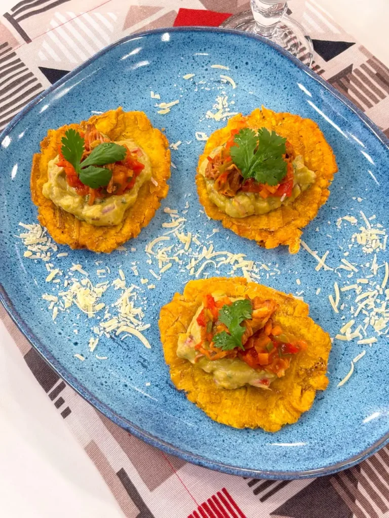 Receita de Patacónes com Carne Desfiada, Guacamole e Hogao