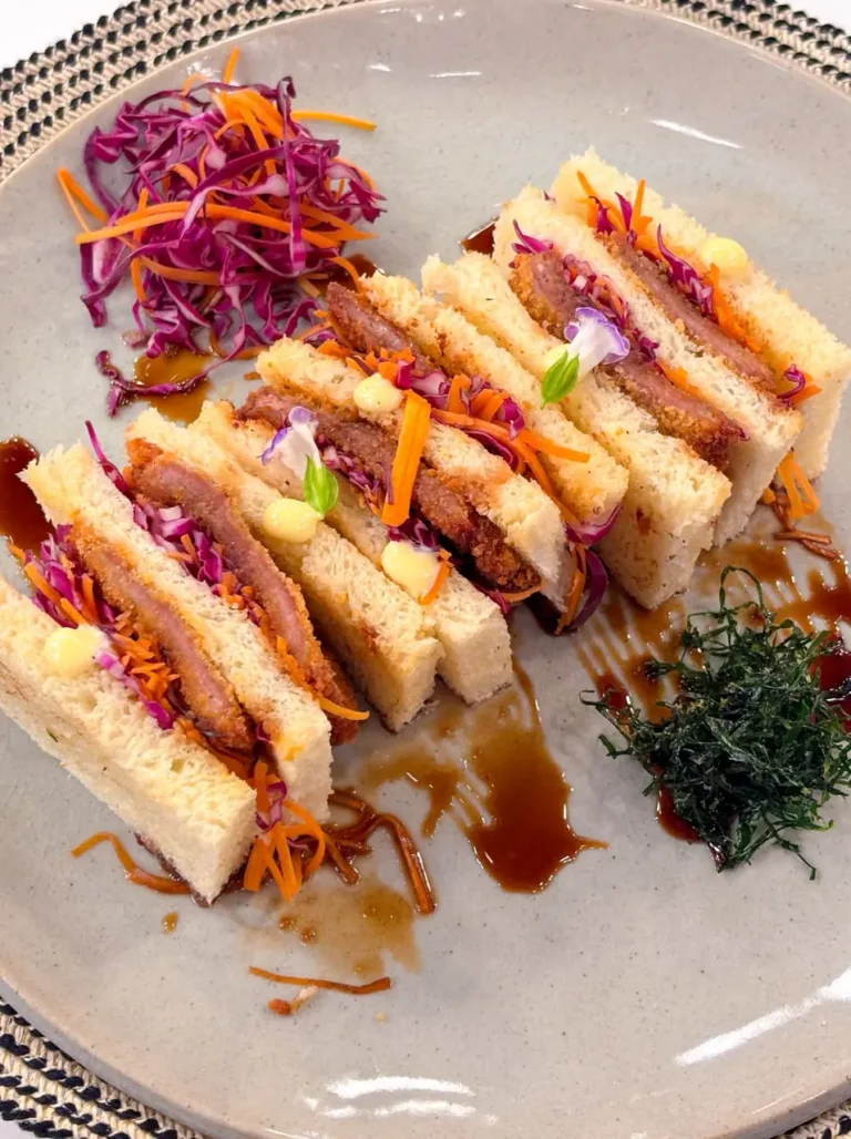 Imagem de capa representando a receita: Katsu Sando: Sanduíche Japonês Crocante