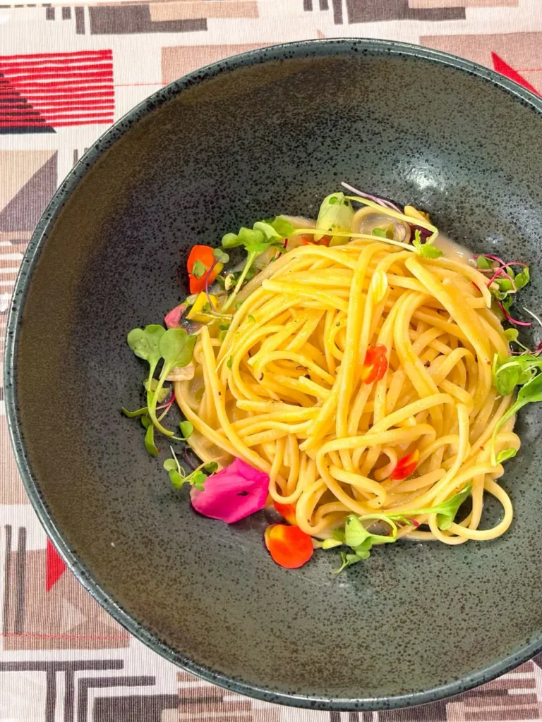 Imagem de capa representando a receita: Receita de Cacio e Pepe: Espaguete Italiano Cremoso