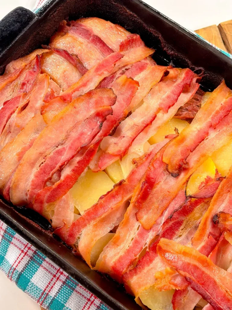 Dia do Bacon: Receita de Torta de Batata com Costela e Bacon