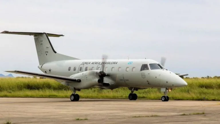Imagem de capa representando o destaque: FAB intercepta avião clandestino vindo da Bolívia
