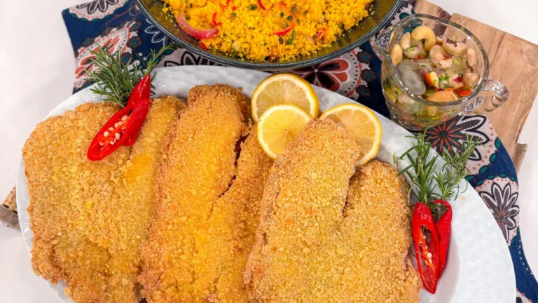Tilápia empanada na farinha de milho com farofa de maracujá e vinagrete de caju e abacaxi