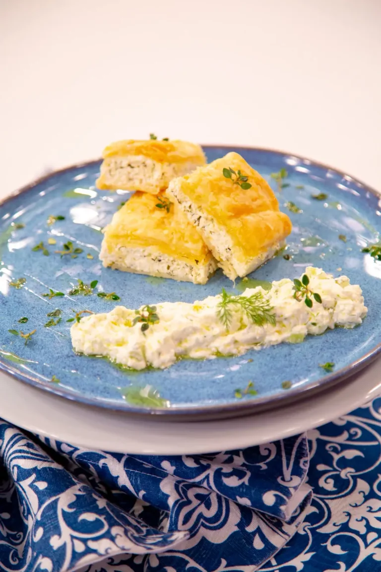 Imagem de capa representando a receita: Torta Grega de Queijo: receita fácil, cremosa e cheia de sabor